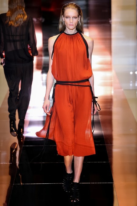 WHAT EVERY WOMAN NEEDS: How to wear orange (Gucci)