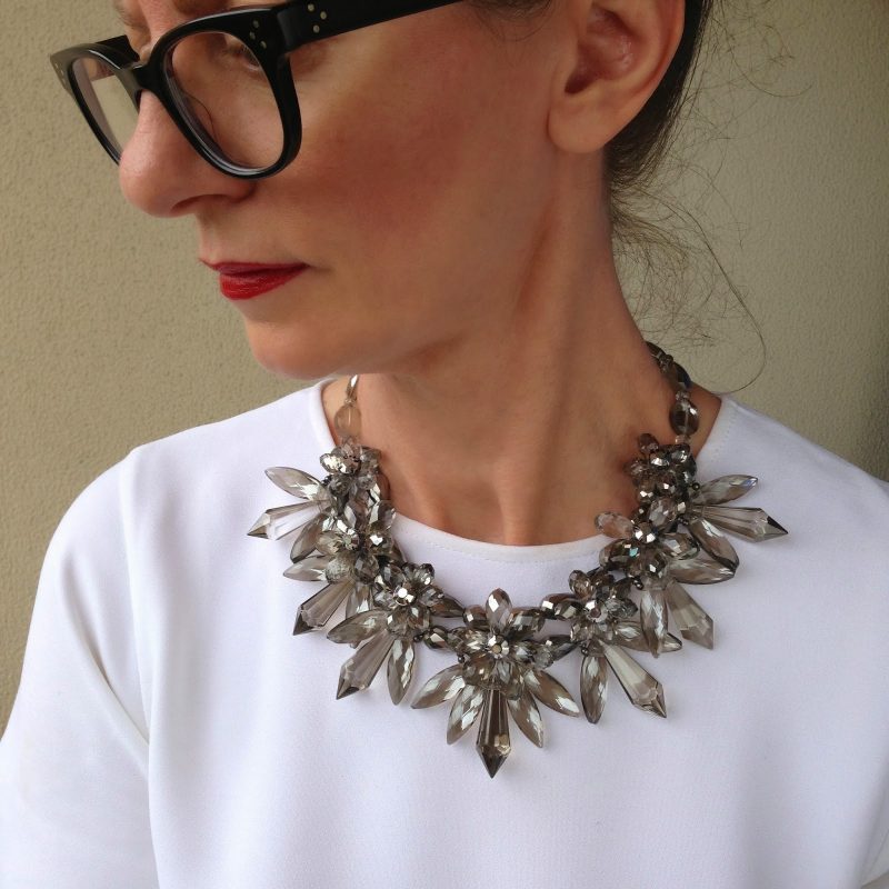 How to rock a statement necklace - WHAT EVERY WOMAN NEEDS