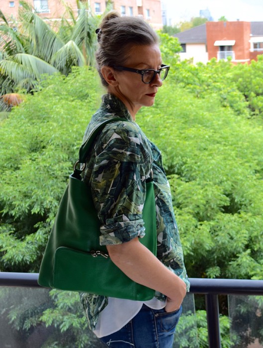 How to wear a green bag